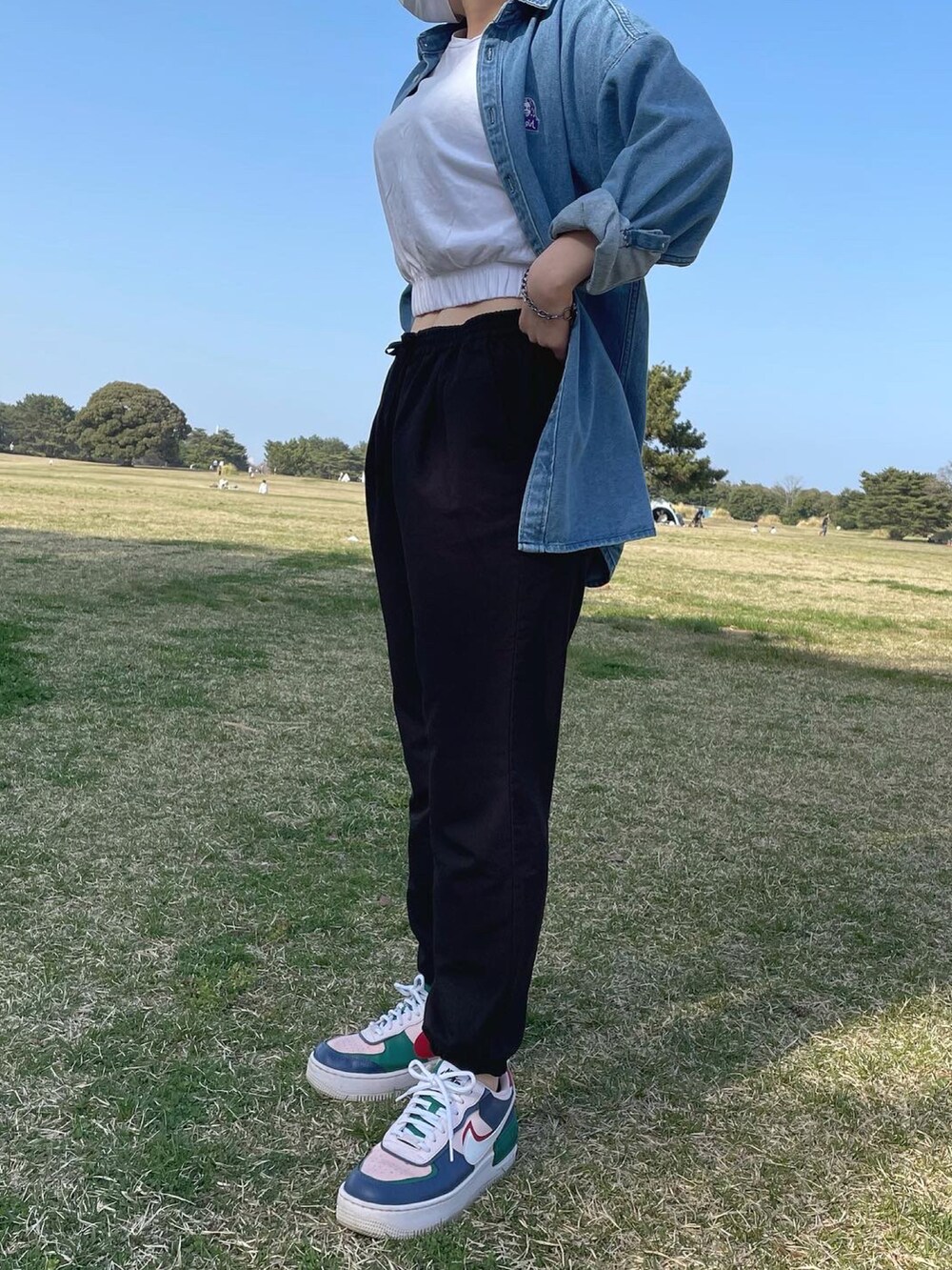 ブルー系のシャツ/ブラウス、ホワイト系のTシャツ/カットソー、その他のスニーカーを着用したレディースの春コーディネートの2枚目の写真