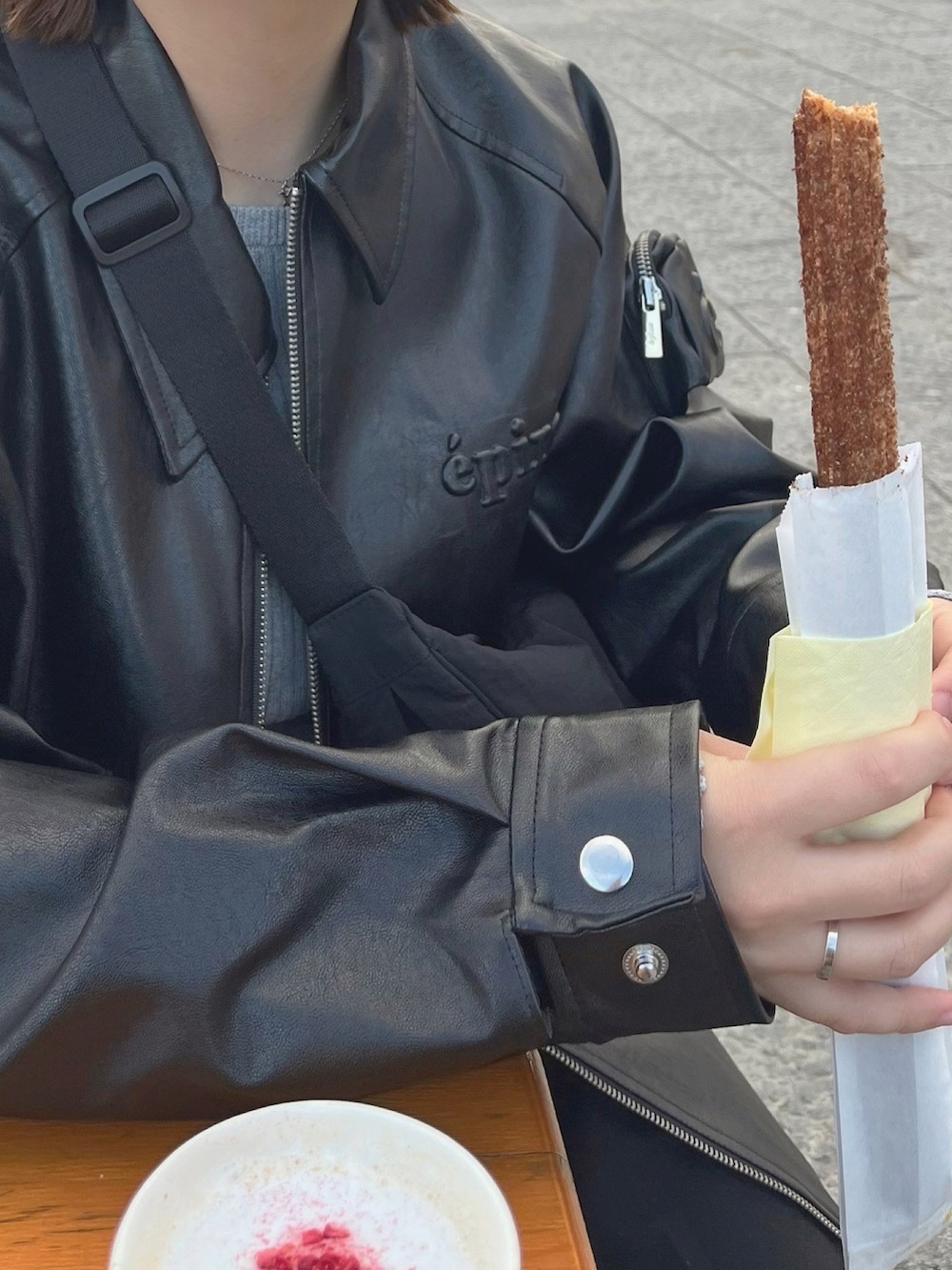 ブラック系のジャケット/アウター、グレー系のニット/セーターを着用したレディースの冬コーディネートの2枚目の写真