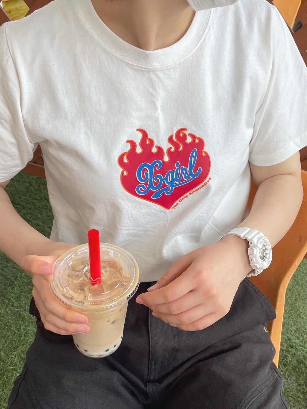 ブラック系のその他パンツ、ホワイト系のTシャツ/カットソー、ホワイト系のスニーカーを着用したレディースの夏コーディネートの2枚目の写真