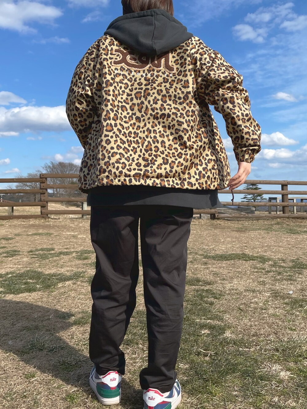 ベージュ系のその他アウター、ブラック系のTシャツ/カットソー、グレー系のパーカーを着用したレディースの春コーディネートの2枚目の写真