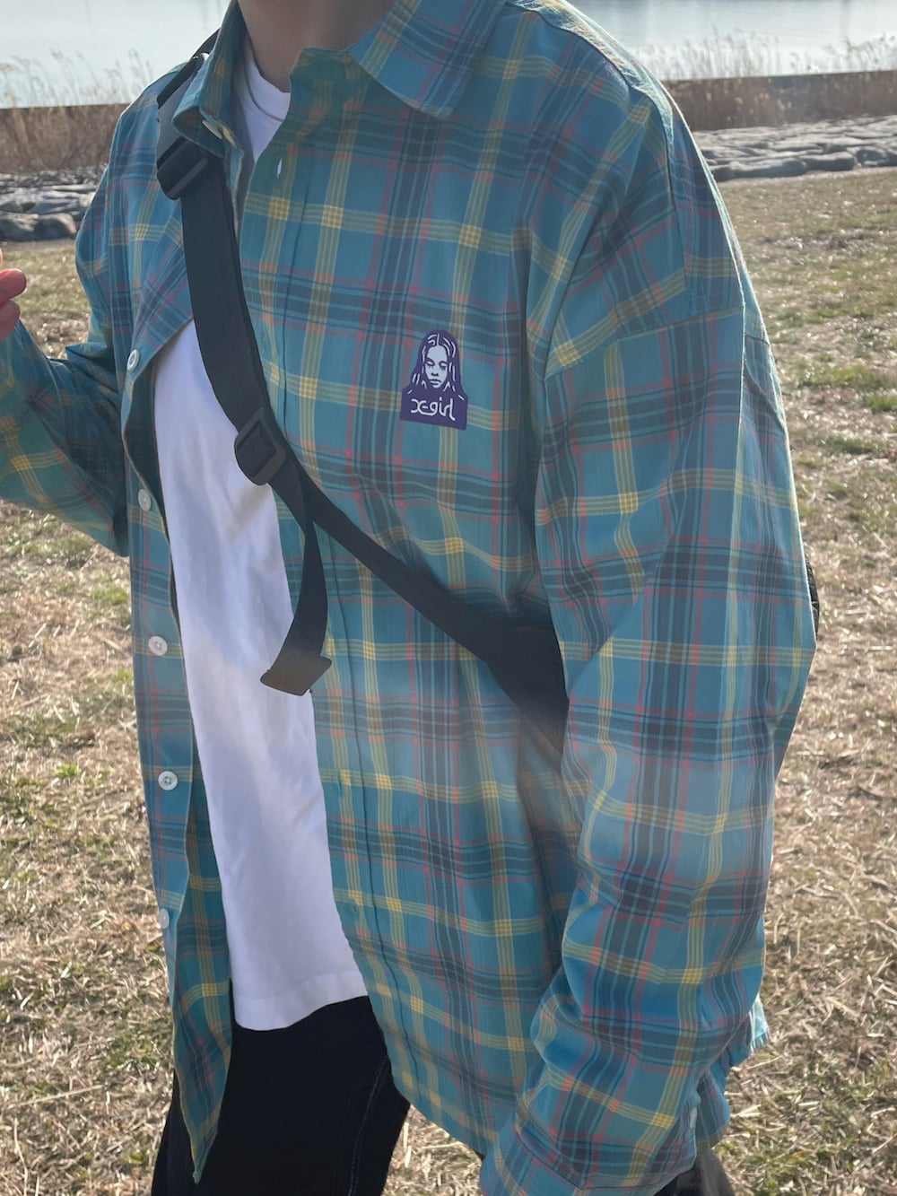 ブルー系のシャツ/ブラウス、ブラック系のデニムパンツ、グリーン系のスニーカーを着用したレディースの春コーディネートの2枚目の写真