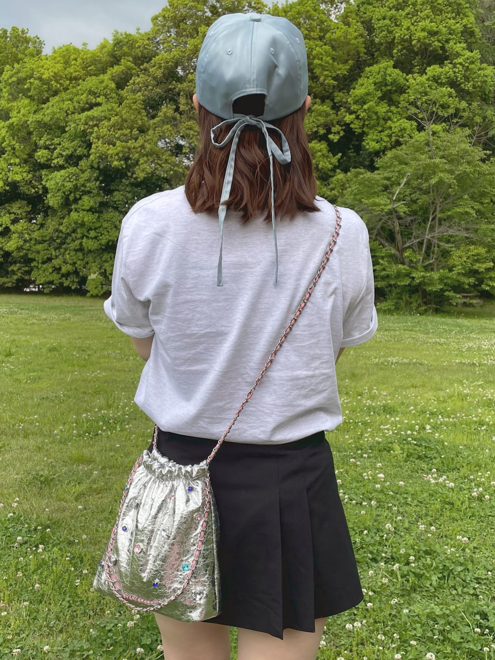 ブラック系のスカートを着用したレディースの春コーディネートの2枚目の写真