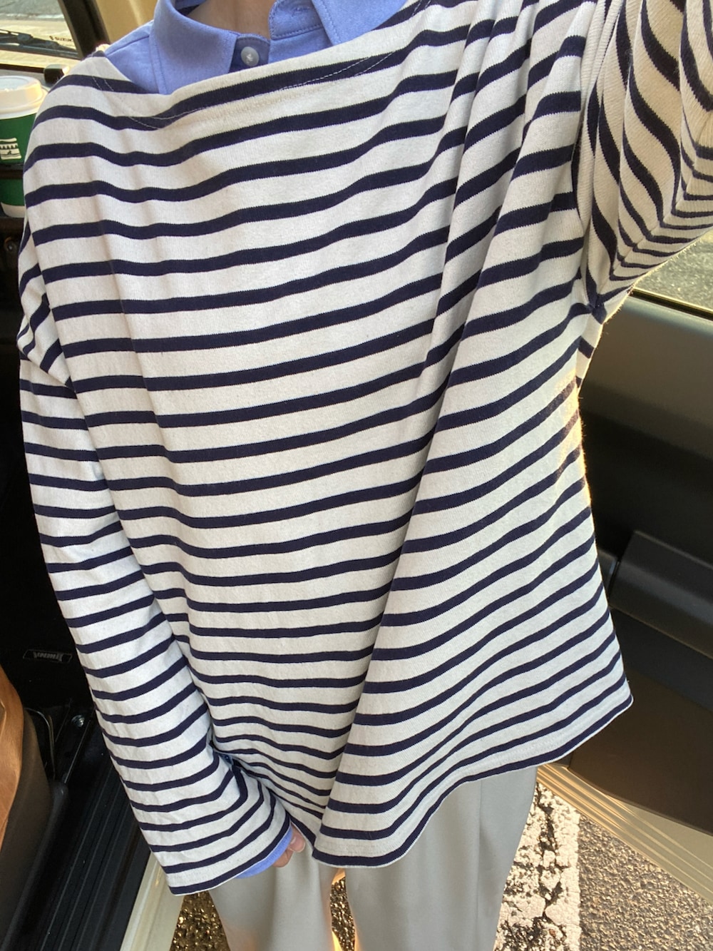 グリーン系のブルゾン、ブルー系のTシャツ/カットソー、ホワイト系のその他パンツを着用したレディースの冬コーディネートの3枚目の写真