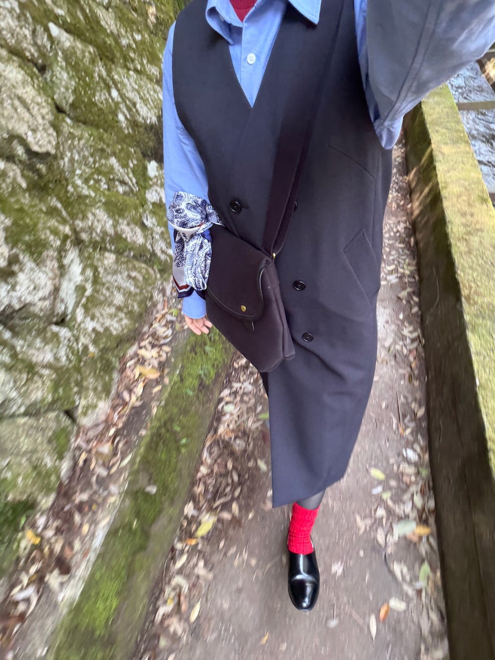 ブラック系のドレスシューズ、ブラック系のショルダーバッグを着用したレディースの春コーディネートの3枚目の写真