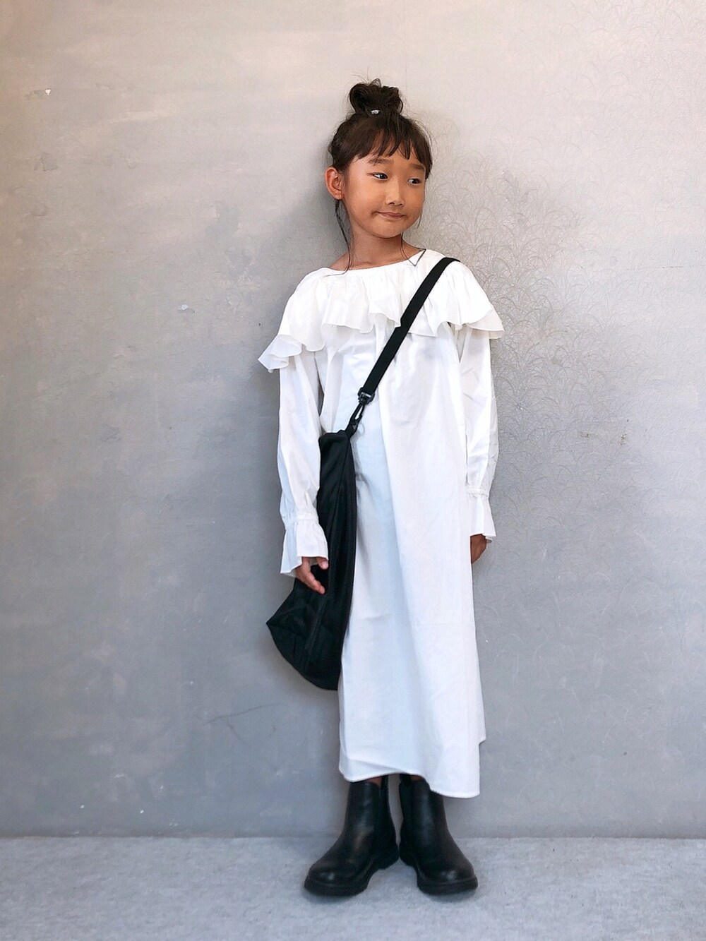 ホワイト系のワンピース、ブラック系のその他シューズ、ブラック系のエコバッグ/サブバッグを着用したキッズの夏コーディネートの3枚目の写真