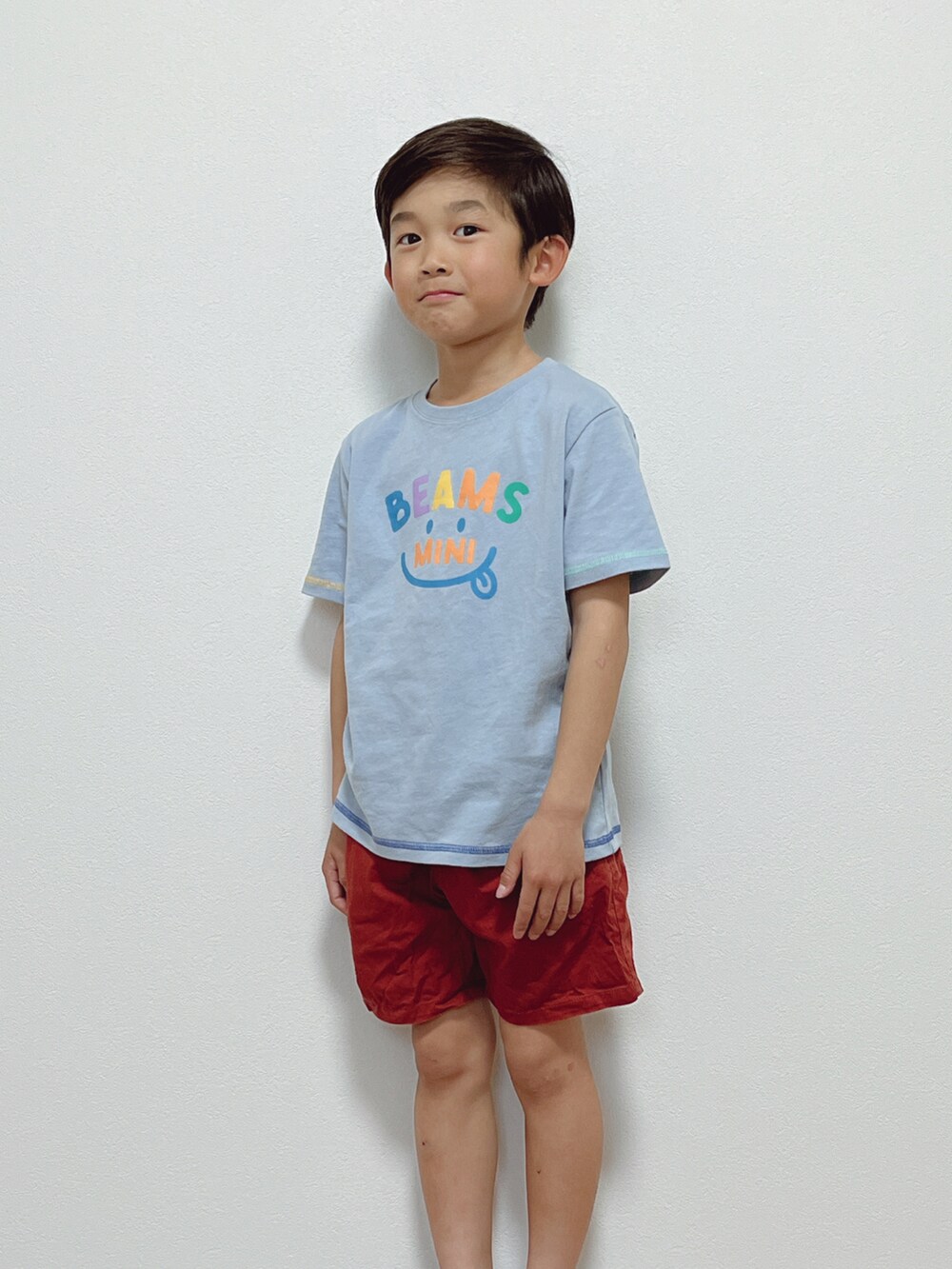 ブルー系のTシャツ/カットソーを着用したキッズの春コーディネートの2枚目の写真