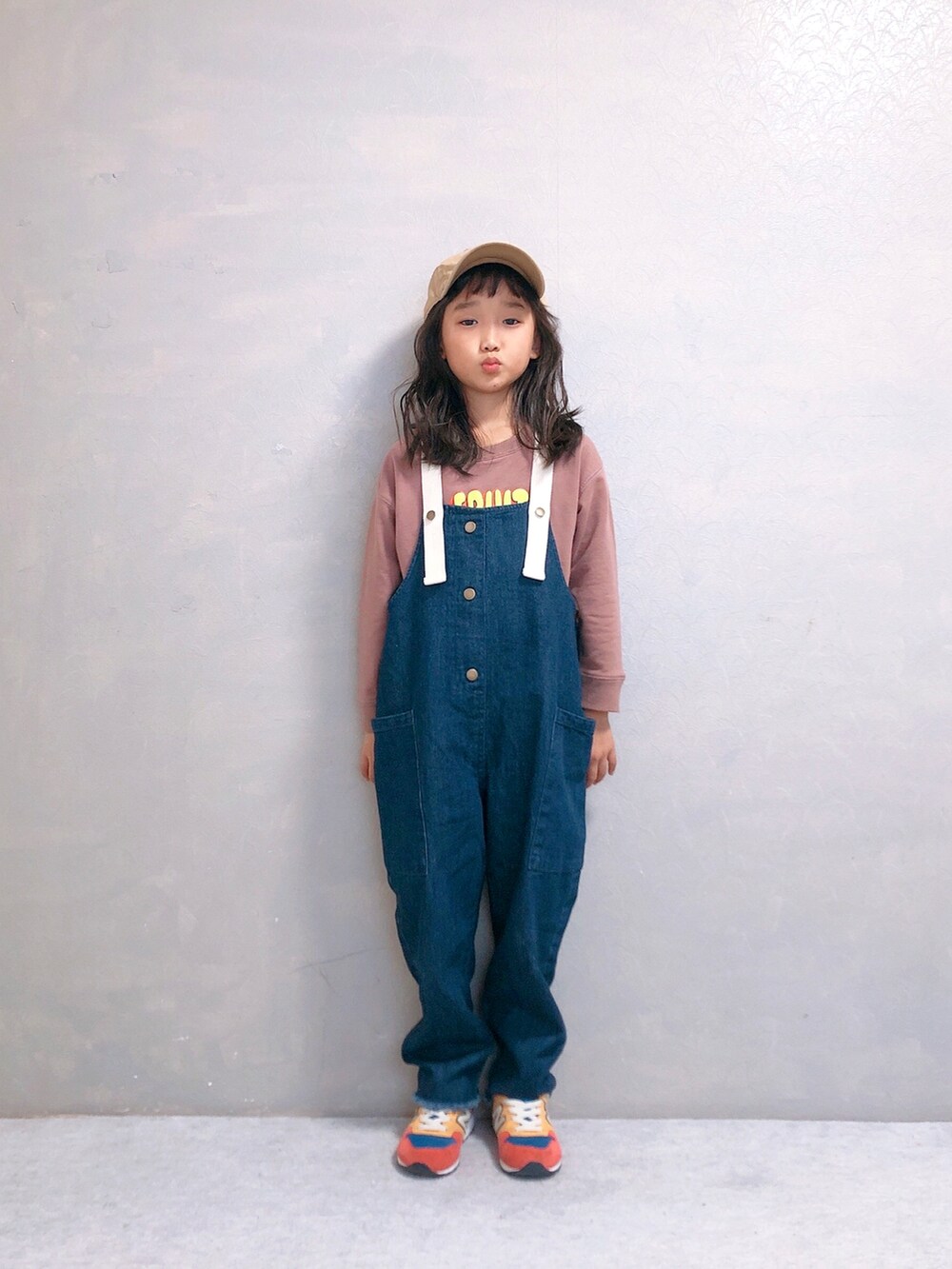 ブルー系のサロペット/オーバーオール、ブラウン系のTシャツ/カットソー、その他のスニーカーを着用したキッズの秋コーディネートの2枚目の写真