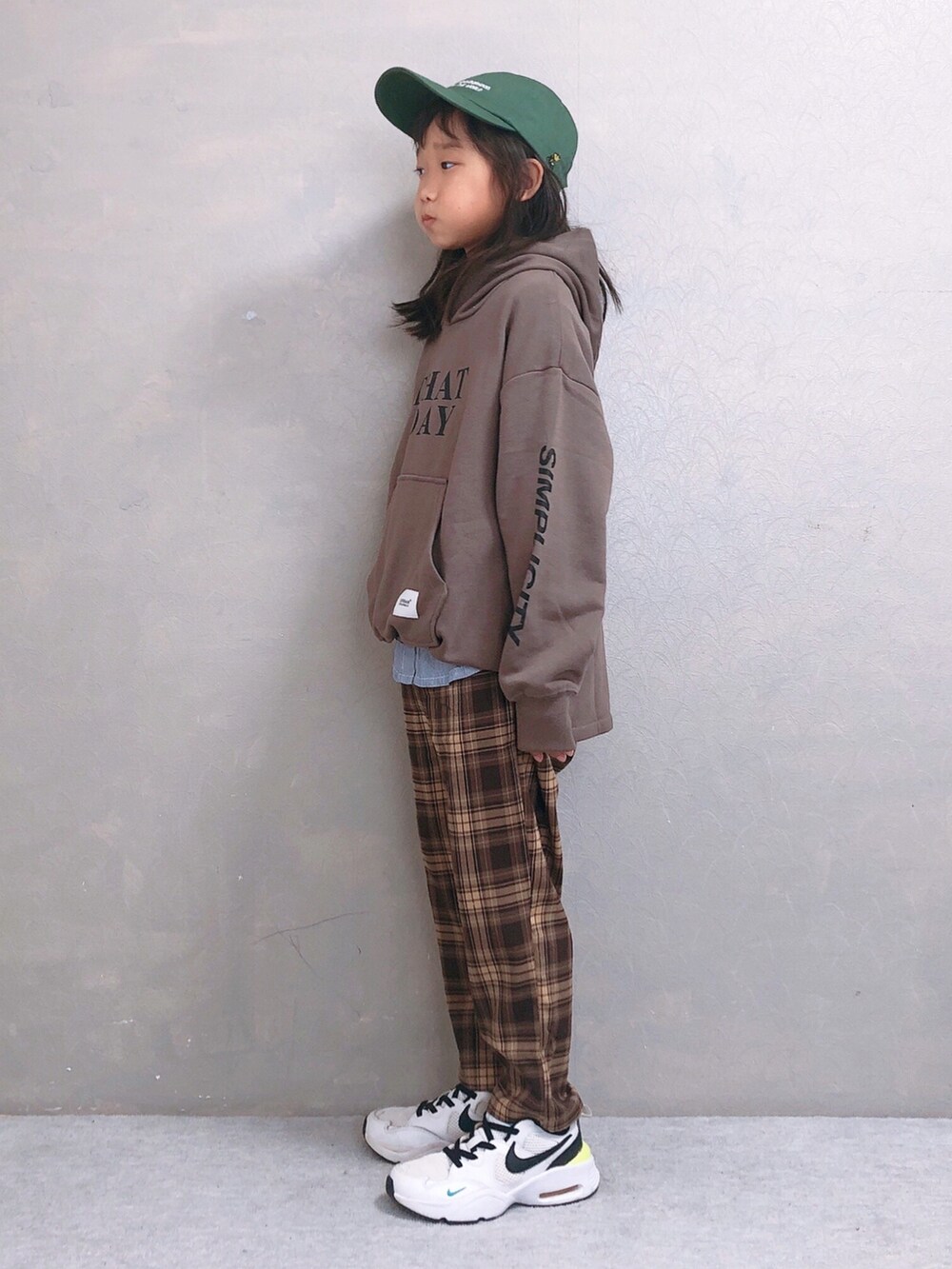 ホワイト系のスニーカー、ブラウン系のその他パンツ、ブラウン系のパーカーを着用したキッズの秋コーディネートの2枚目の写真