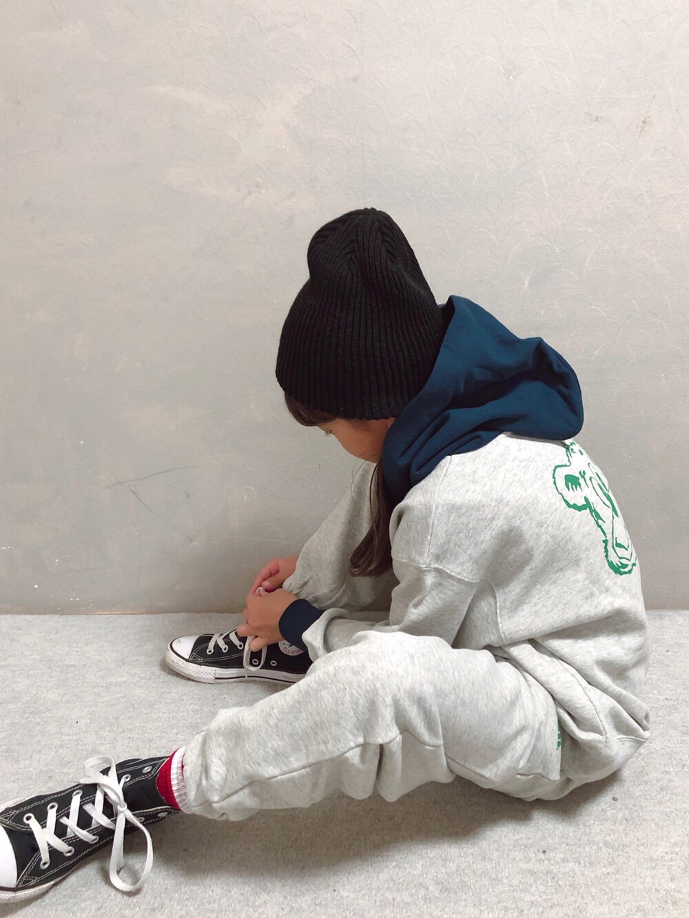 ホワイト系のパーカー、ホワイト系のスウェットパンツ、ブラック系のニットキャップ/ビーニーを着用したキッズの秋コーディネートの2枚目の写真