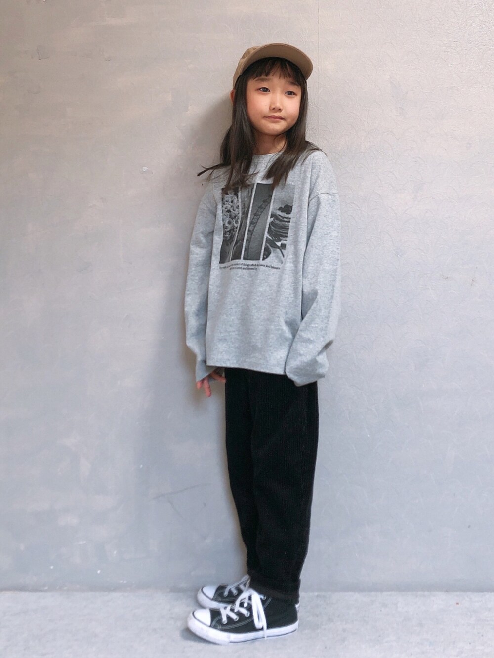 グレー系のTシャツ/カットソー、ブラック系のパンツ、ベージュ系のキャップを着用したキッズの冬コーディネートの2枚目の写真