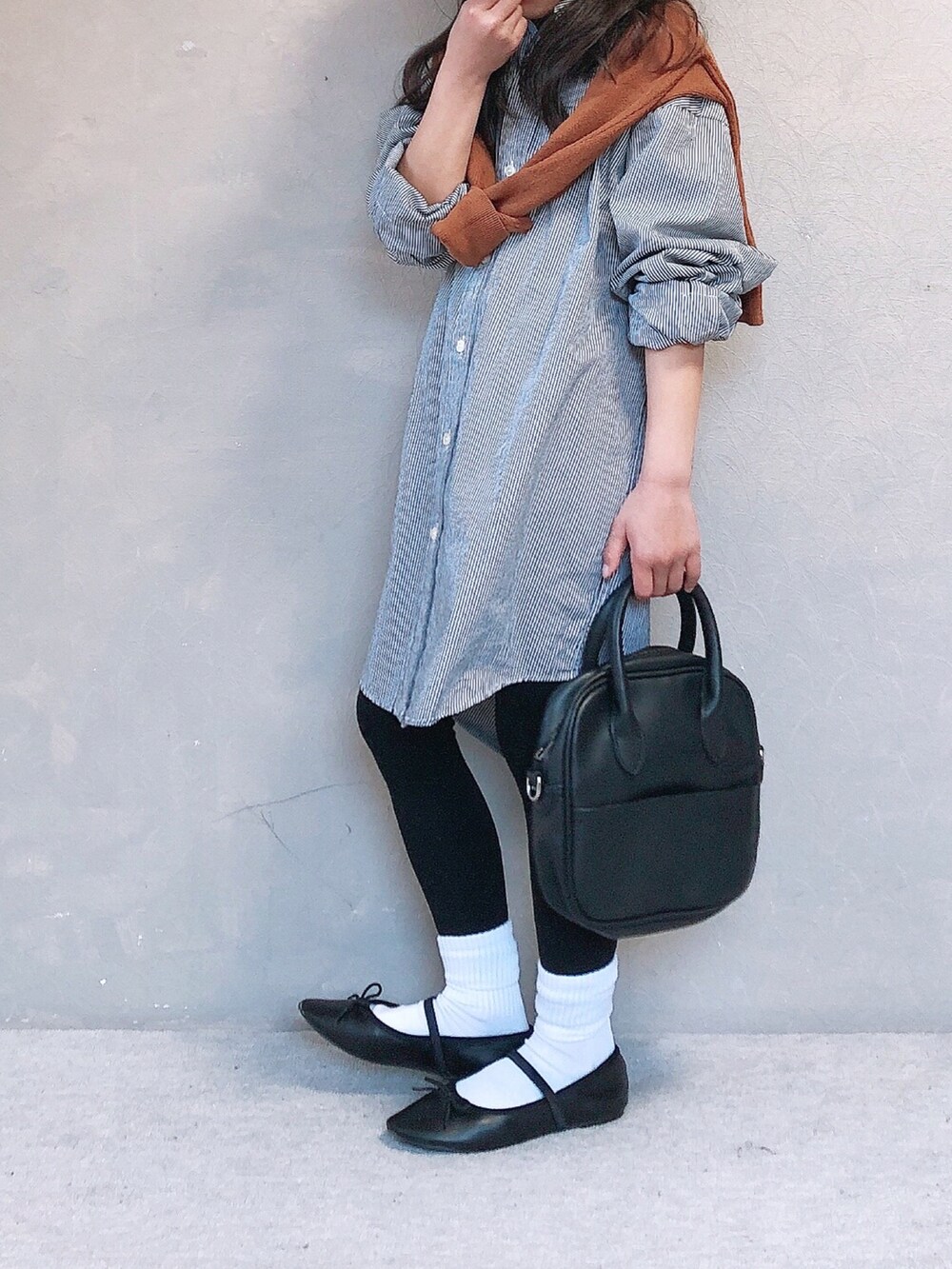 イエロー系のニット/セーター、ブラック系のボストンバッグ、ブラック系のバレエシューズを着用したキッズの春コーディネートの3枚目の写真