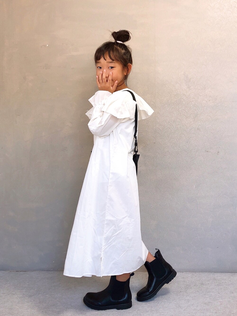 ホワイト系のワンピース、ブラック系のその他シューズ、ブラック系のエコバッグ/サブバッグを着用したキッズの夏コーディネートの2枚目の写真