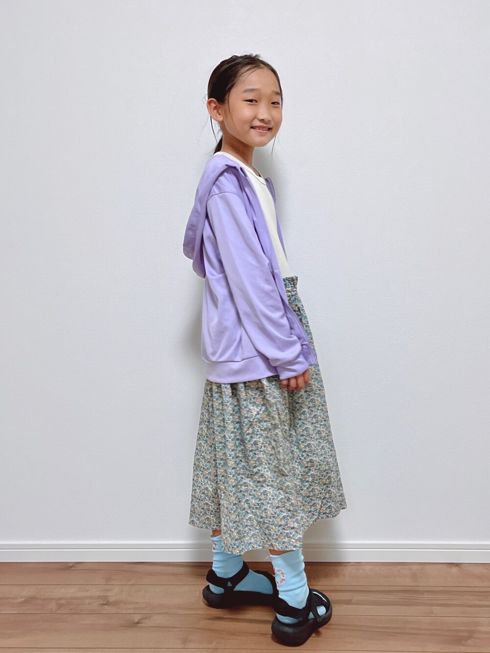 ホワイト系のワンピースを着用したキッズの夏コーディネートの2枚目の写真