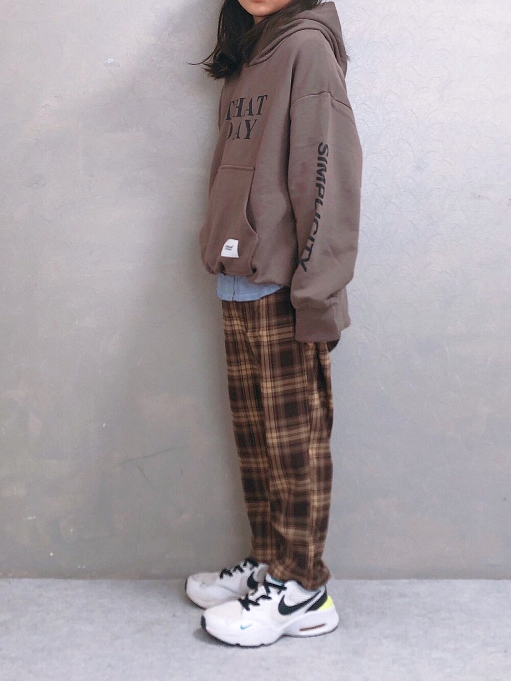 ホワイト系のスニーカー、ブラウン系のその他パンツ、ブラウン系のパーカーを着用したキッズの秋コーディネートの3枚目の写真