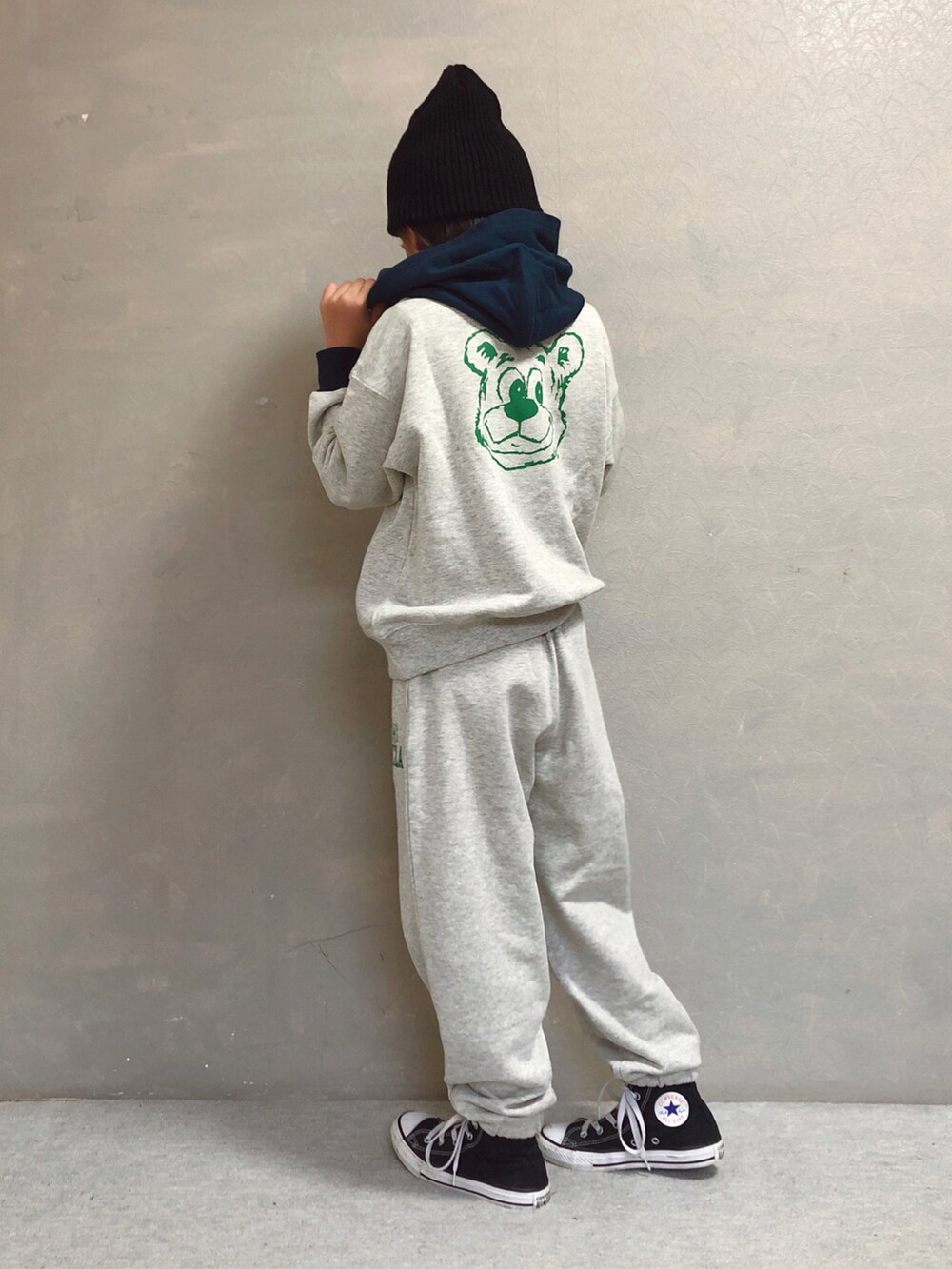 ホワイト系のパーカー、ホワイト系のスウェットパンツ、ブラック系のニットキャップ/ビーニーを着用したキッズの秋コーディネートの4枚目の写真