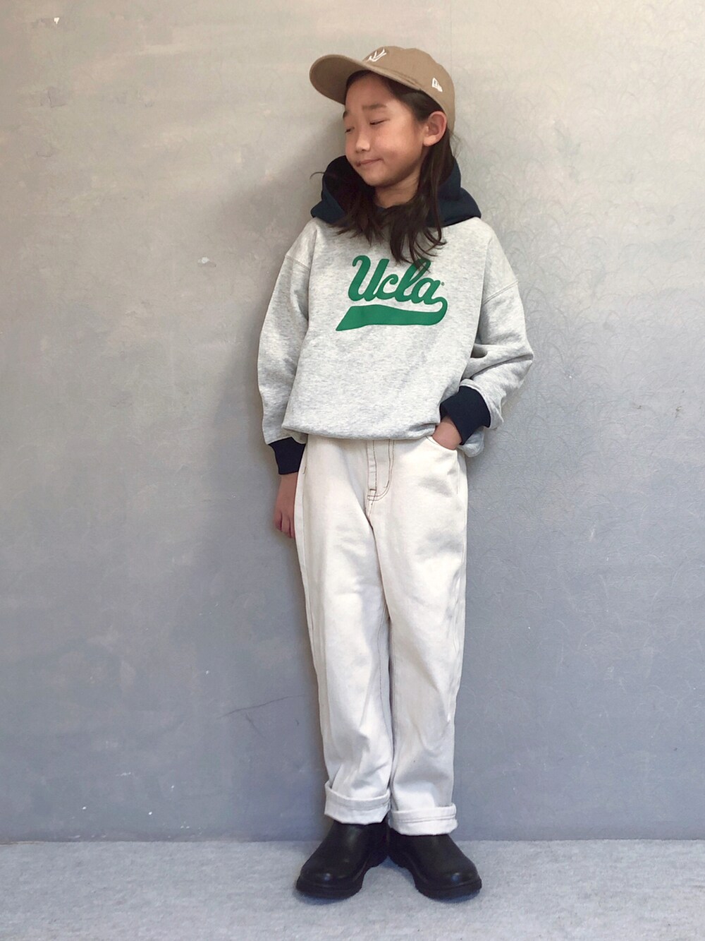 ホワイト系のパーカー、ベージュ系のデニムパンツ、ブラック系のその他シューズを着用したキッズの秋コーディネートの3枚目の写真