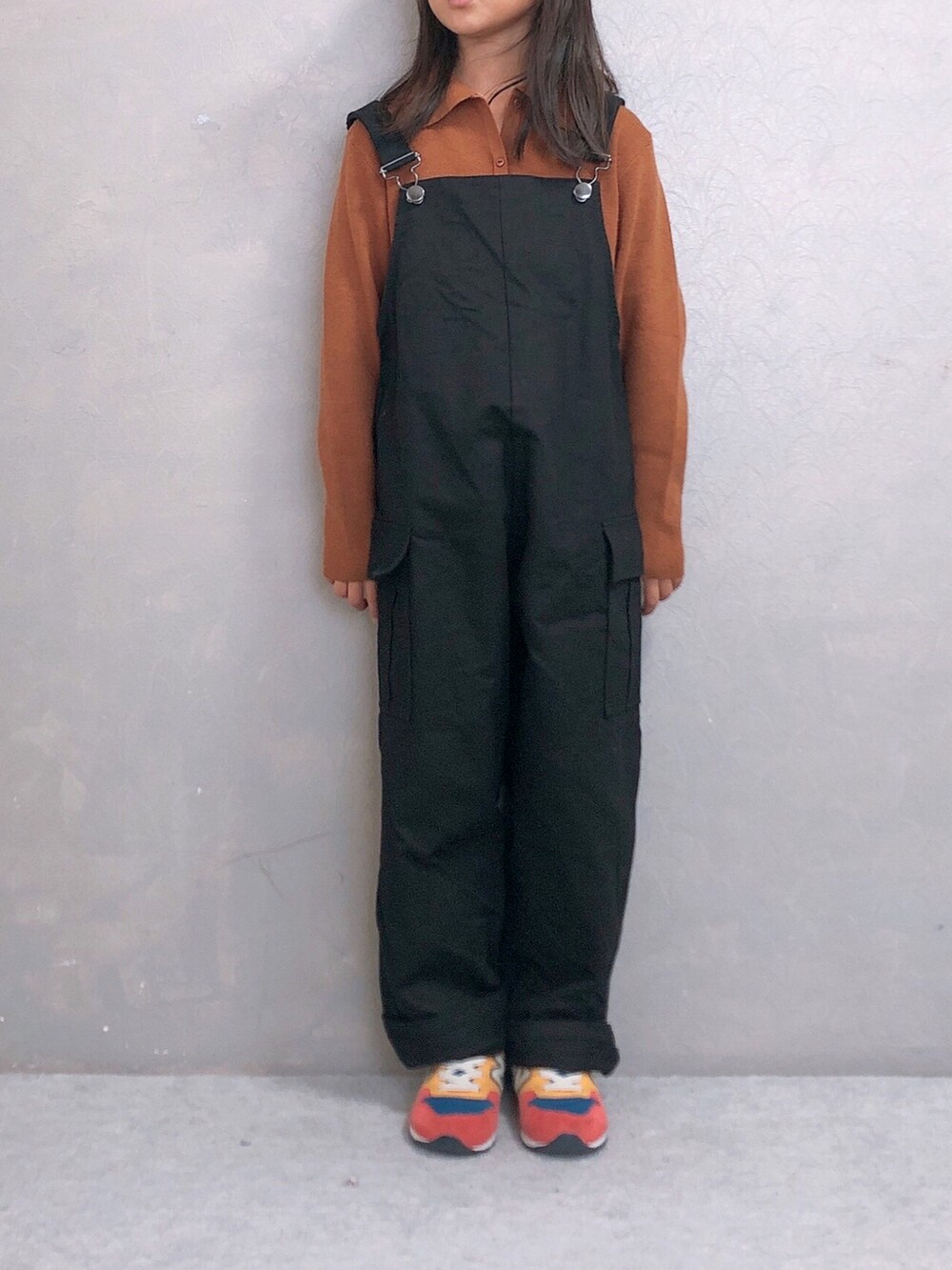 イエロー系のニット/セーター、ブラック系のサロペット/オーバーオール、その他のスニーカーを着用したキッズの秋コーディネートの3枚目の写真