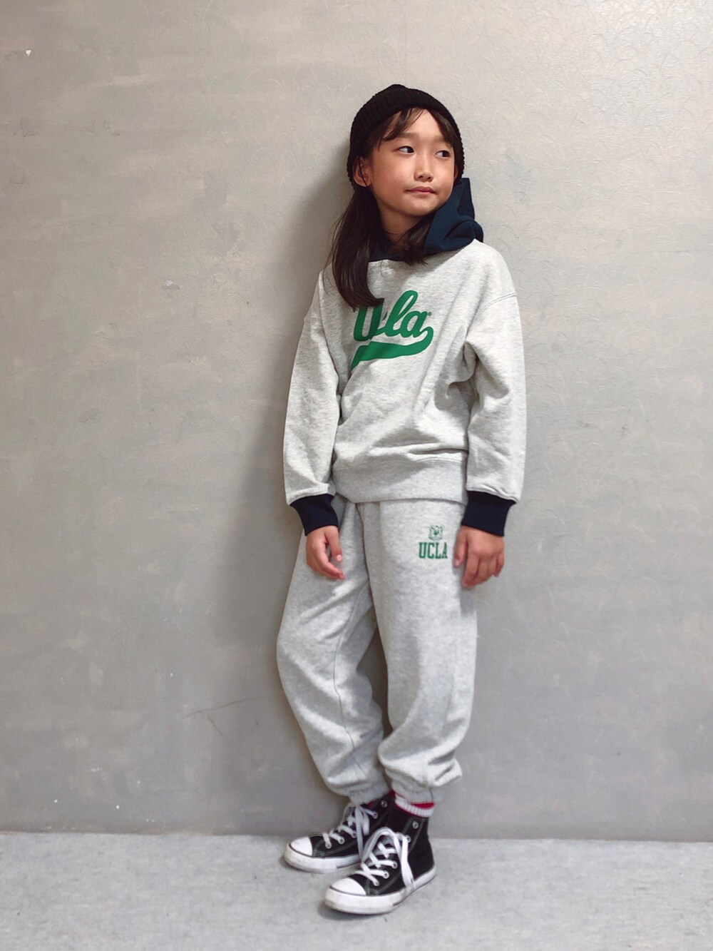 ホワイト系のパーカー、ホワイト系のスウェットパンツ、ブラック系のニットキャップ/ビーニーを着用したキッズの秋コーディネートの3枚目の写真