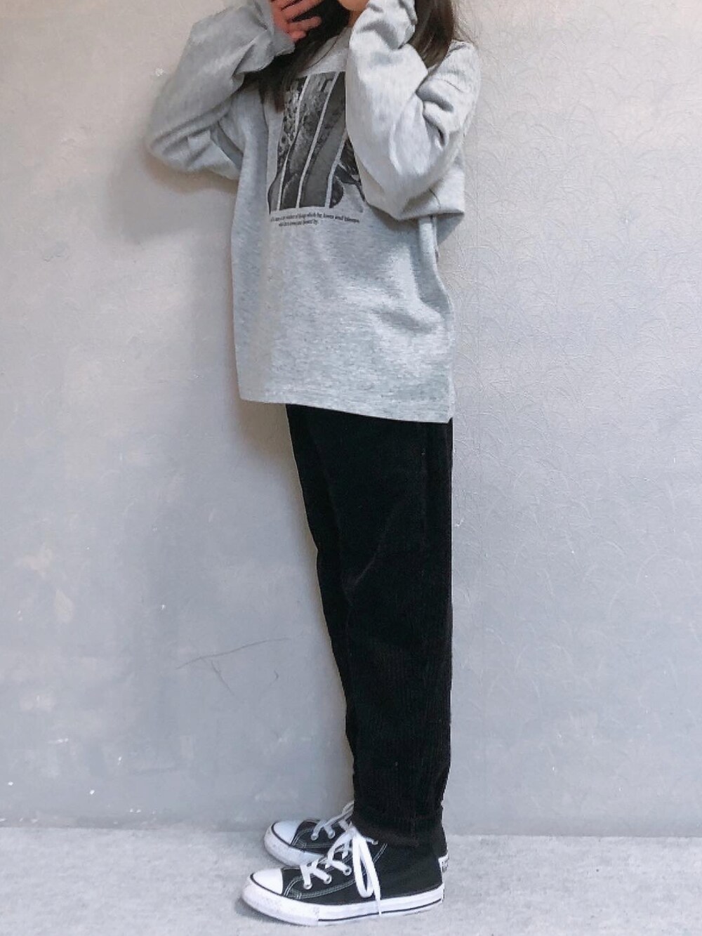 グレー系のTシャツ/カットソー、ブラック系のパンツ、ベージュ系のキャップを着用したキッズの冬コーディネートの3枚目の写真