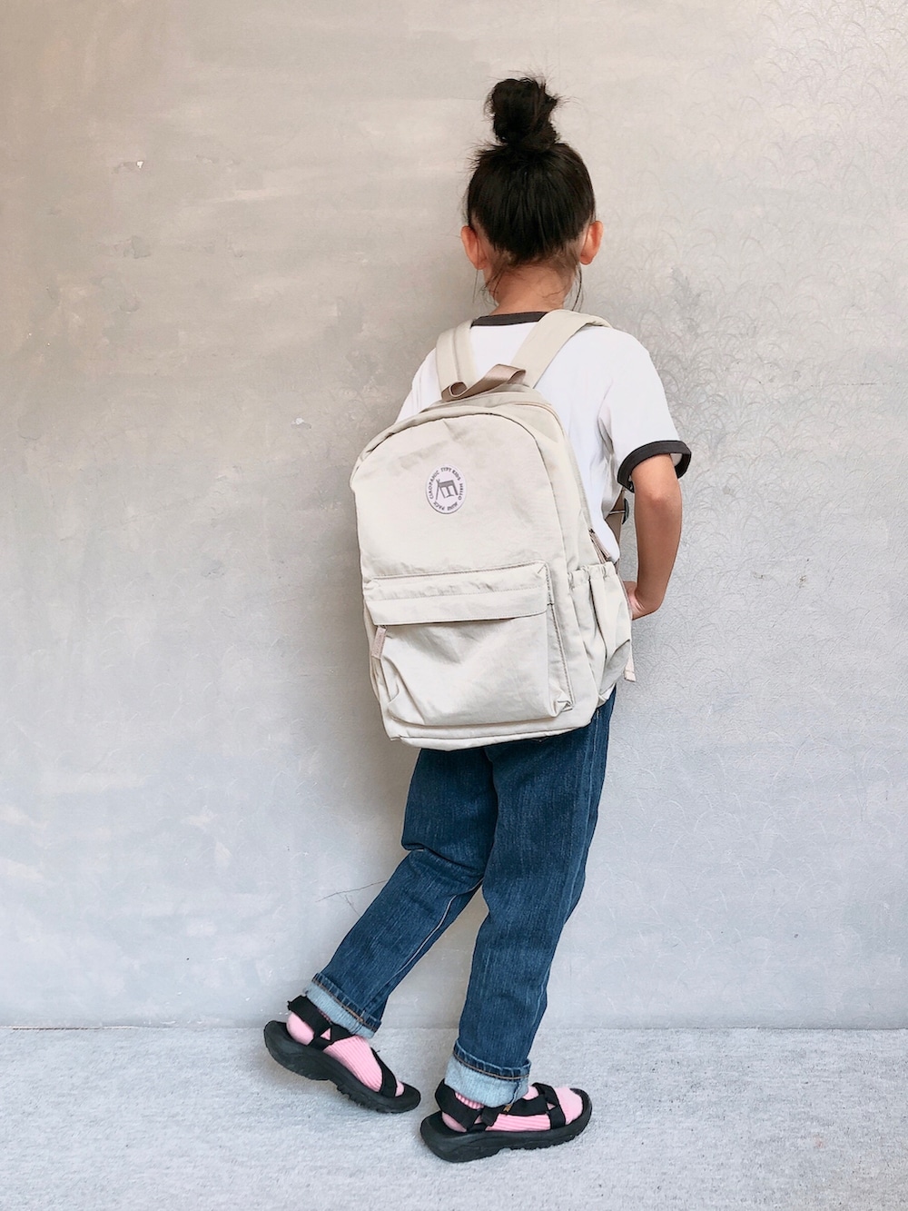 ベージュ系のバックパック/リュック、ブルー系のその他パンツ、その他のソックス/靴下を着用したキッズの夏コーディネートの2枚目の写真