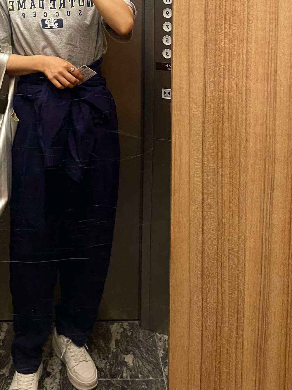 グレー系のTシャツ/カットソー、ブルー系のつなぎ/オールインワンを着用したレディースの冬コーディネートの2枚目の写真