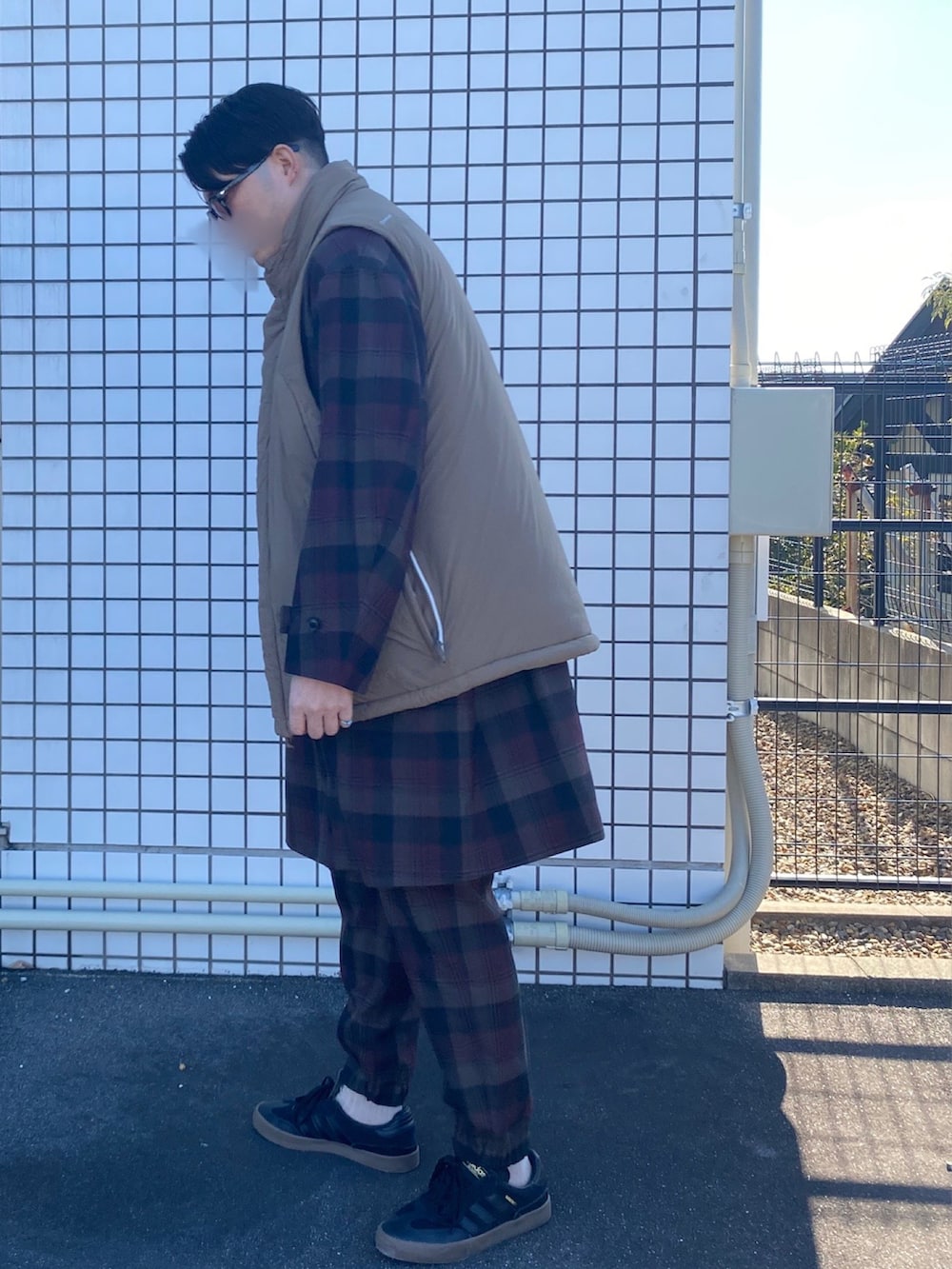 ベージュ系のベスト、その他のトレンチコート、その他のパンツを着用したメンズの冬コーディネートの2枚目の写真