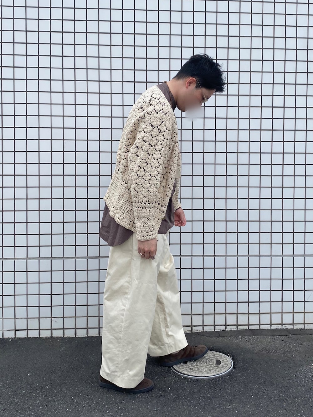ブラウン系のシャツ/ブラウス、ベージュ系のカーディガン/ボレロ、ホワイト系のその他パンツを着用したメンズの春コーディネートの3枚目の写真