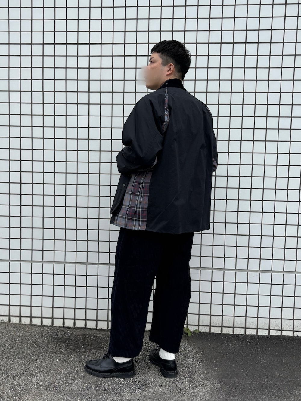 グレー系のスウェット、ブラック系のジャケット/アウター、ブラック系のパンツを着用したメンズの秋コーディネートの2枚目の写真