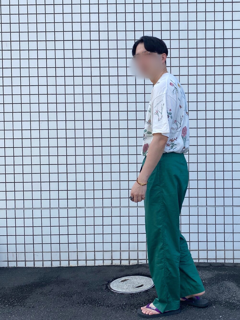 その他のTシャツ/カットソー、グリーン系のパンツ、パープル系のサンダルを着用したメンズの秋コーディネートの2枚目の写真