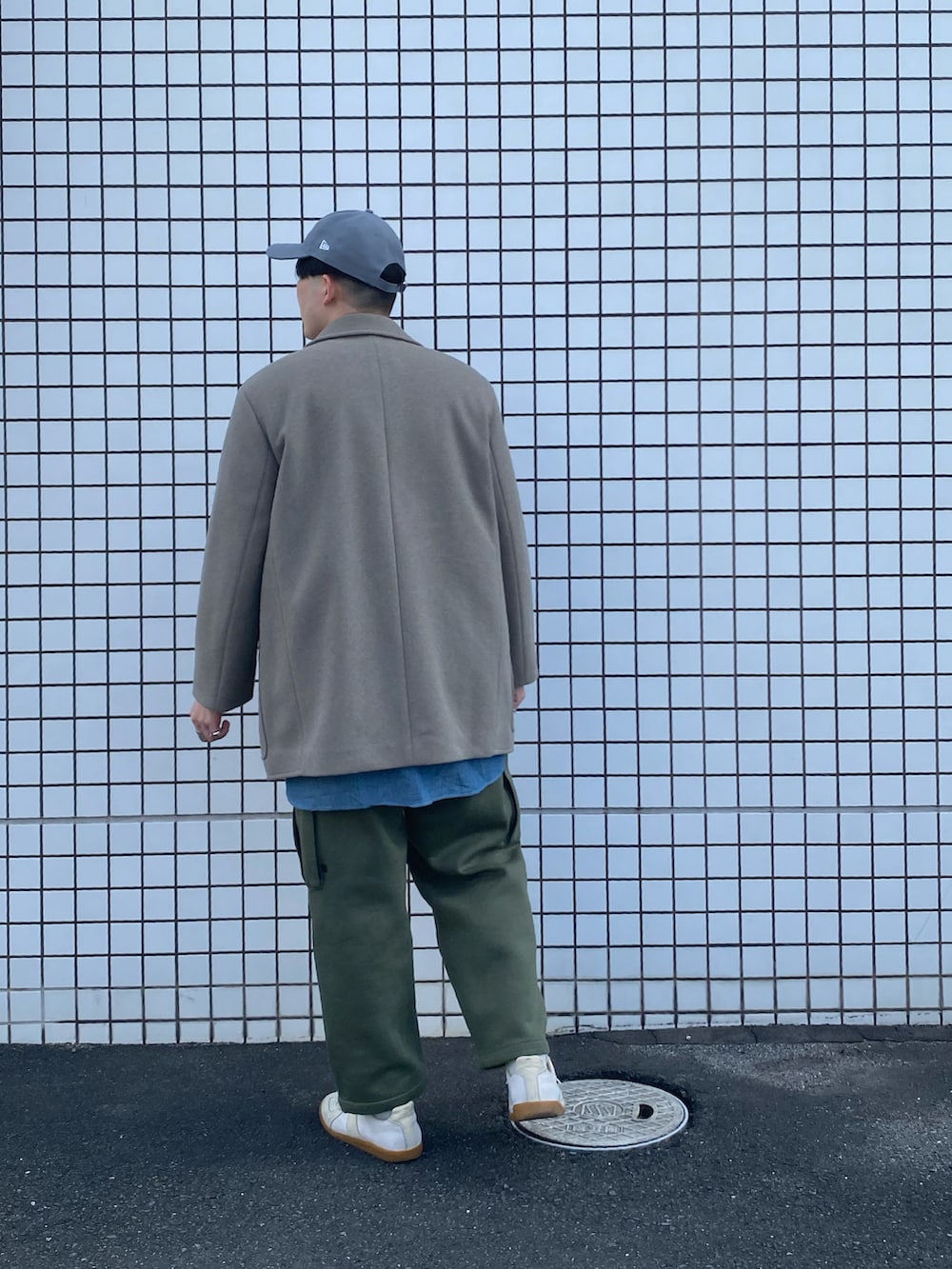 その他のニット/セーター、グリーン系のスウェットパンツ、ホワイト系のスニーカーを着用したメンズの冬コーディネートの2枚目の写真