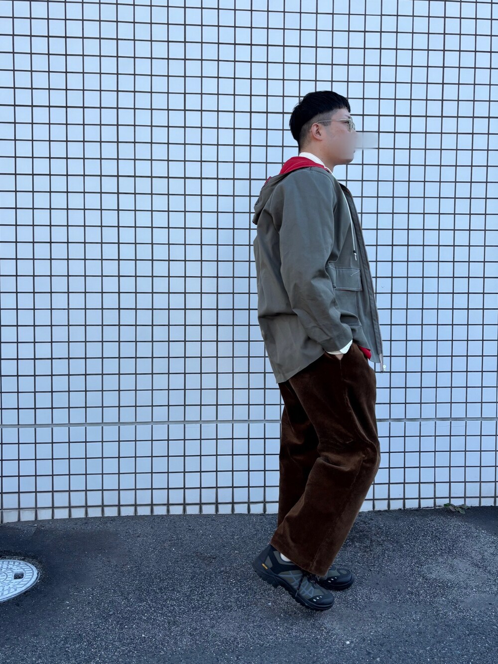 ホワイト系のシャツ/ブラウス、レッド系のジャケット/アウター、ブラウン系のパンツを着用したメンズの秋コーディネートの2枚目の写真