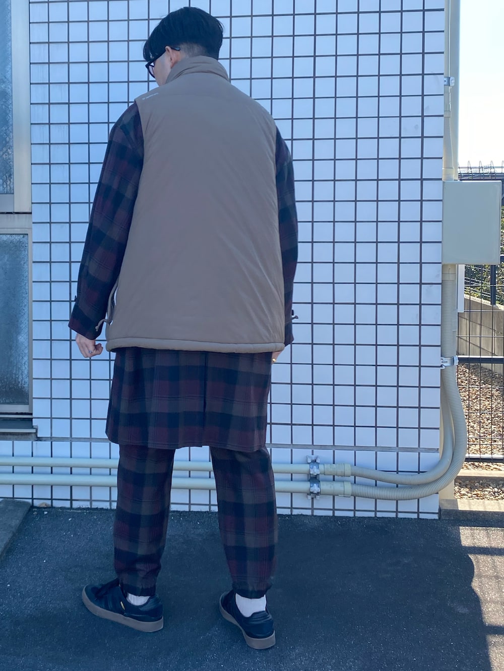 ベージュ系のベスト、その他のトレンチコート、その他のパンツを着用したメンズの冬コーディネートの3枚目の写真