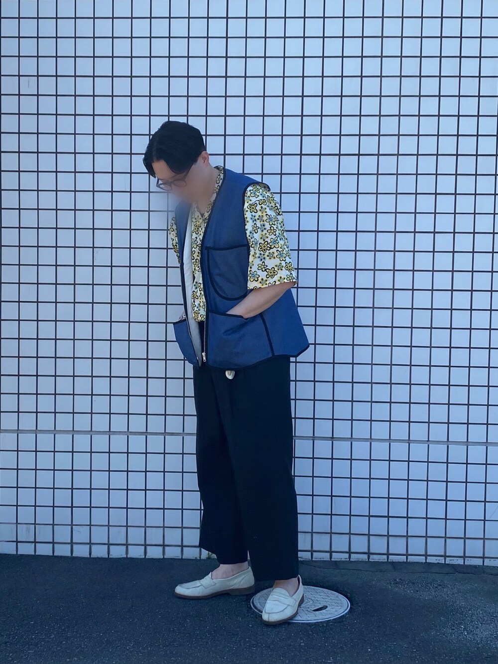 ブルー系のベスト、その他のシャツ/ブラウス、ブラック系のスラックスを着用したメンズの夏コーディネートの2枚目の写真