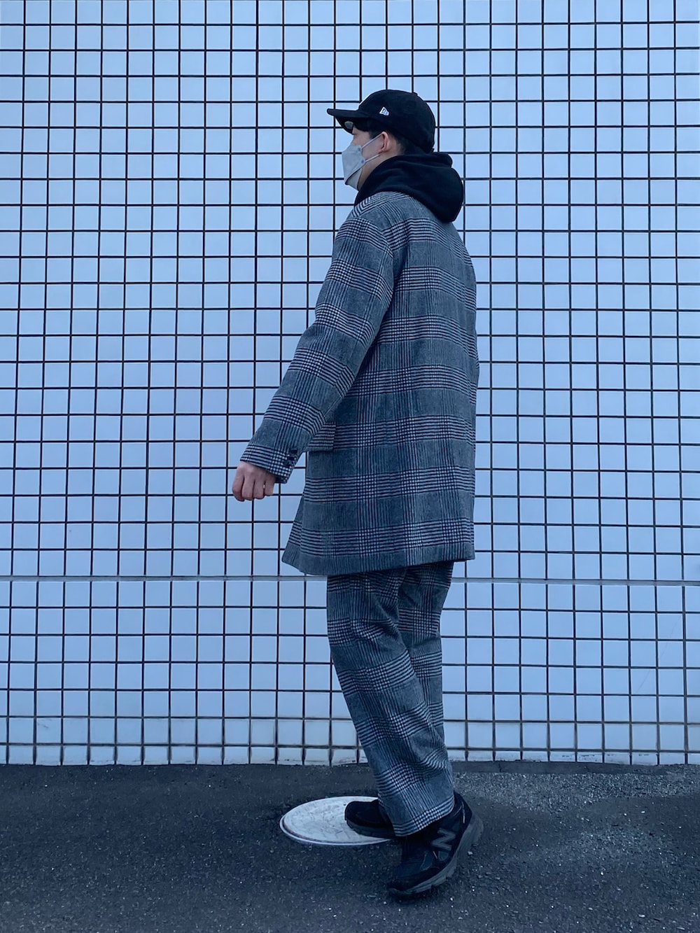 グレー系のテーラードジャケット、グレー系のその他パンツ、ブラック系のスニーカーを着用したメンズの冬コーディネートの2枚目の写真