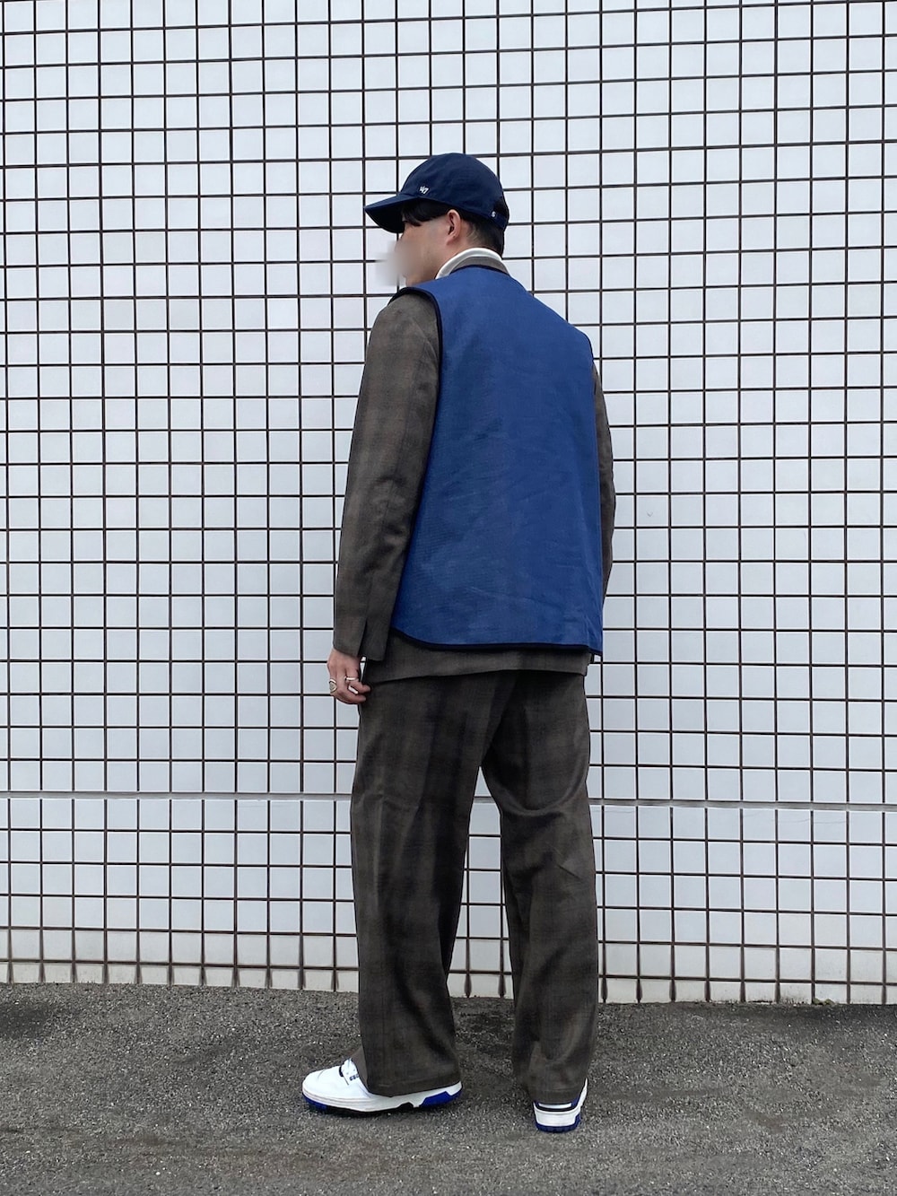 その他のスラックス、その他のテーラードジャケット、ブルー系のベストを着用したメンズの秋コーディネートの3枚目の写真