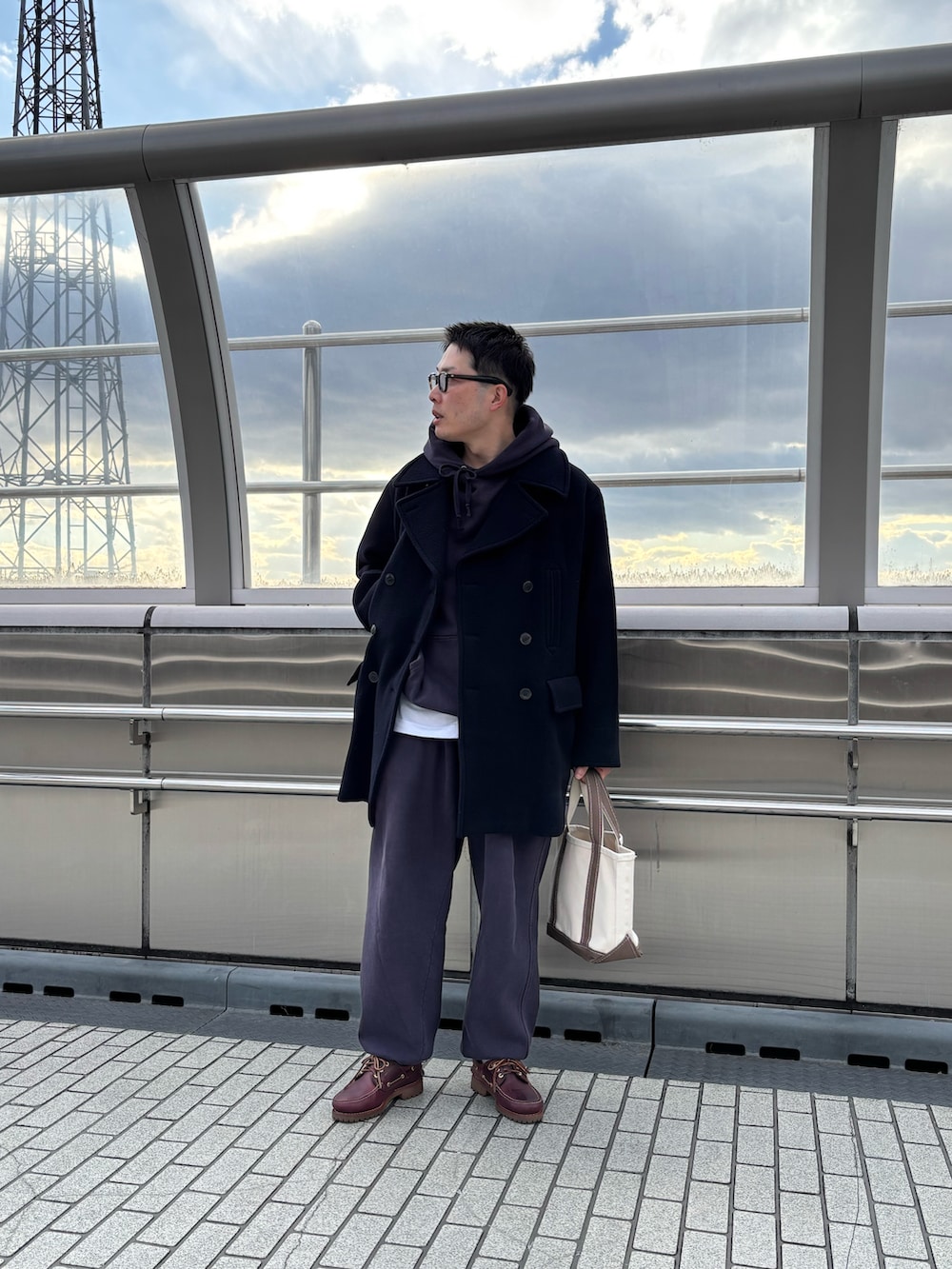 ブルー系のパーカー、ブルー系のピーコート、ブルー系のスウェットパンツを着用したメンズの冬コーディネートの2枚目の写真