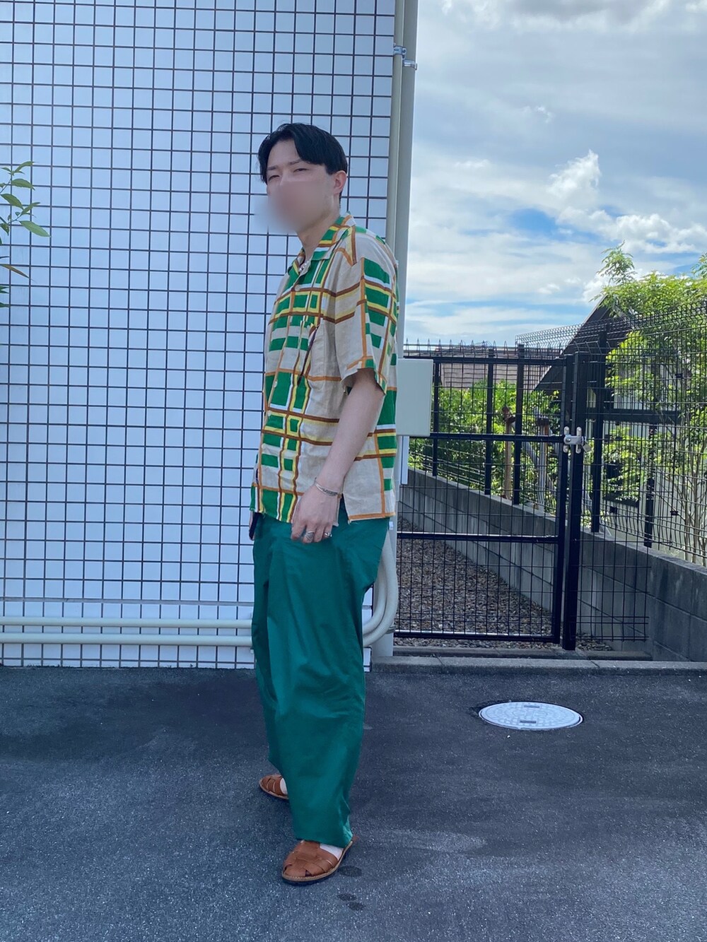 その他のシャツ/ブラウス、グリーン系のパンツ、ブラウン系のサンダルを着用したメンズの夏コーディネートの2枚目の写真