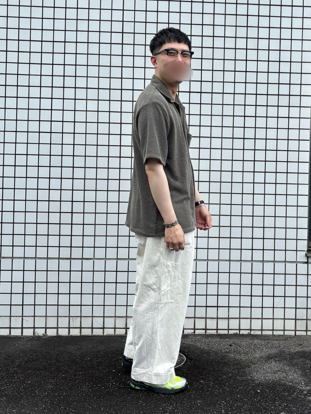 ホワイト系のパンツ、ホワイト系のシャツ/ブラウス、グリーン系のスニーカーを着用したメンズの夏コーディネートの2枚目の写真