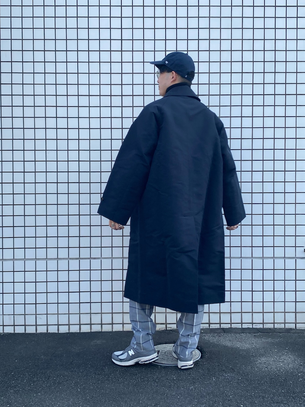 その他のスラックス、ブルー系のスウェット、ブルー系のステンカラーコートを着用したメンズの冬コーディネートの2枚目の写真