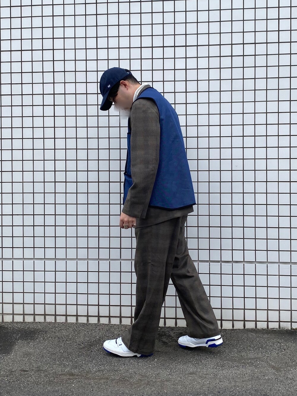 その他のスラックス、その他のテーラードジャケット、ブルー系のベストを着用したメンズの秋コーディネートの2枚目の写真