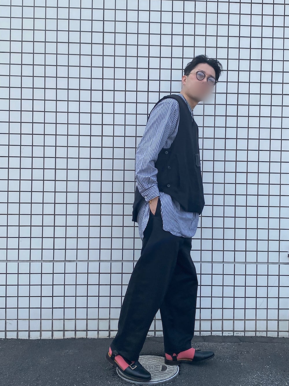 ブラック系のベスト、その他のシャツ/ブラウス、ブラック系のパンツを着用したメンズの春コーディネートの2枚目の写真