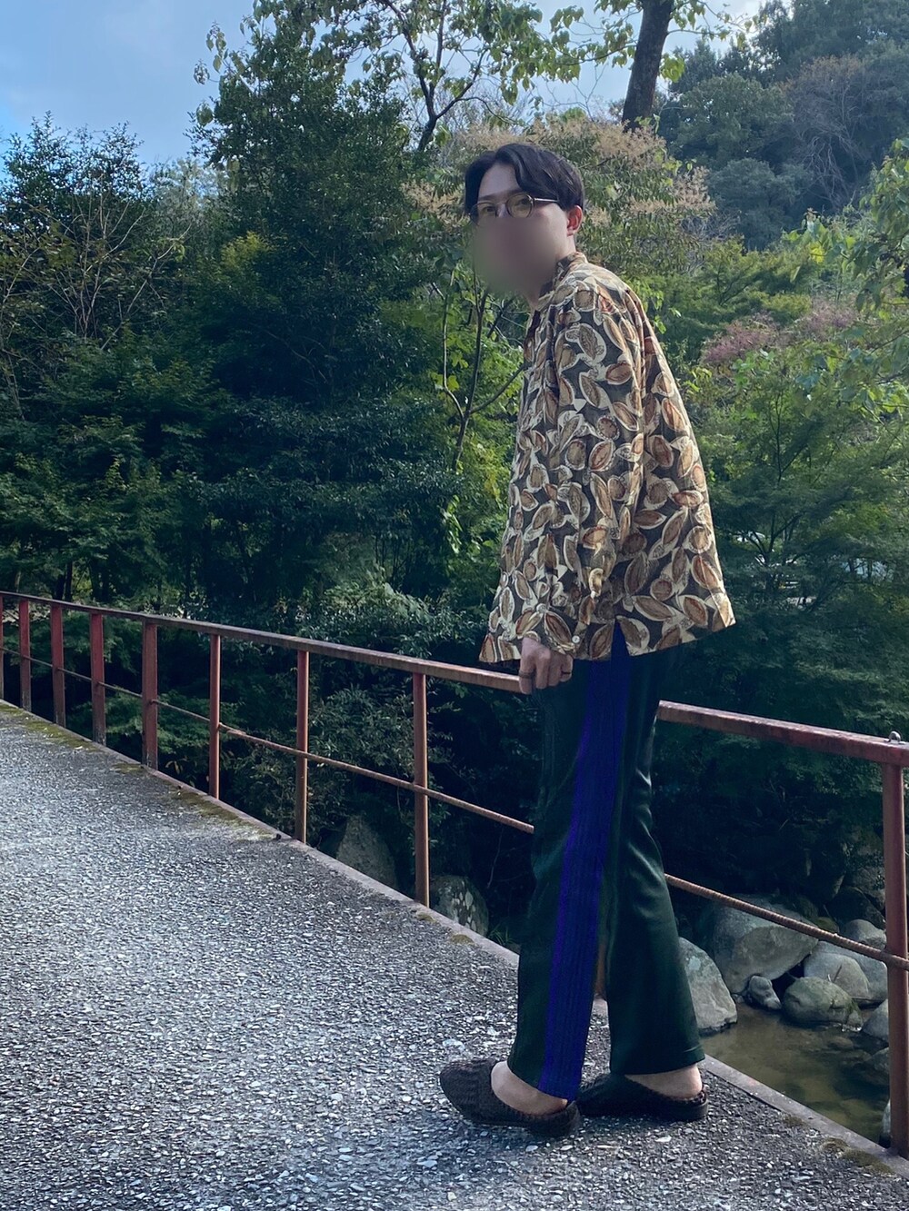 その他のシャツ/ブラウス、グリーン系のその他パンツ、ブラウン系のシューズを着用したメンズの秋コーディネートの3枚目の写真