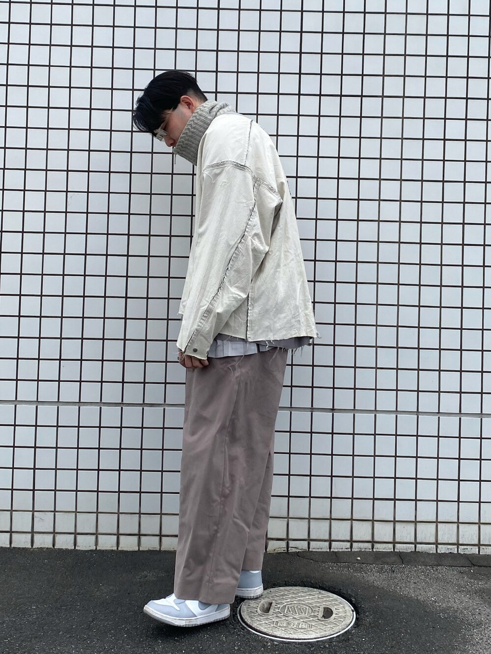 グレー系のトップス、グレー系のその他パンツ、グレー系のシャツ/ブラウスを着用したメンズの冬コーディネートの2枚目の写真