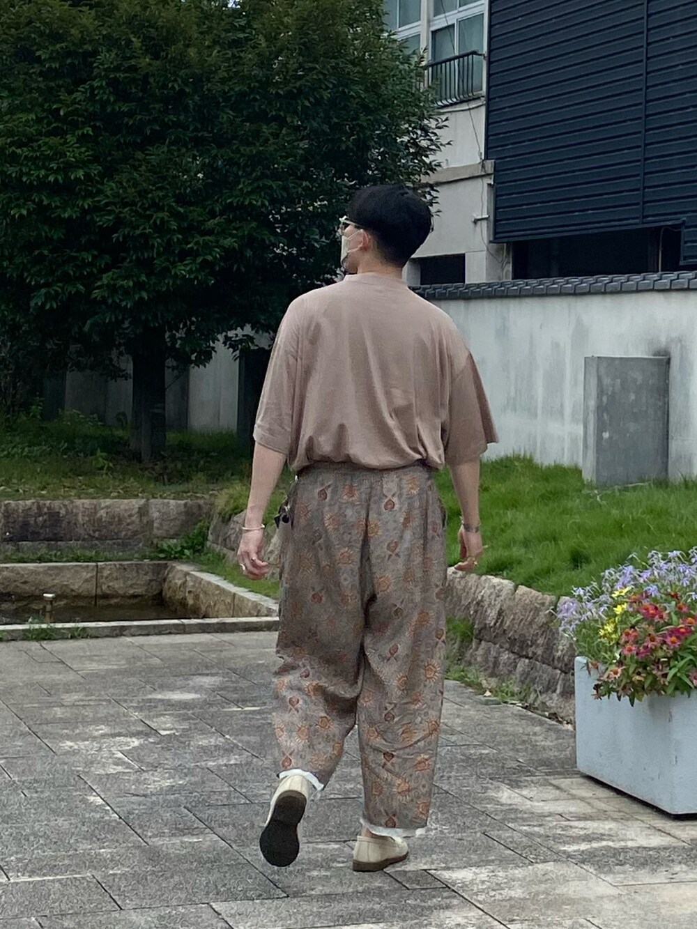 ベージュ系のTシャツ/カットソー、その他のパンツ、ベージュ系のサングラスを着用したメンズの夏コーディネートの2枚目の写真