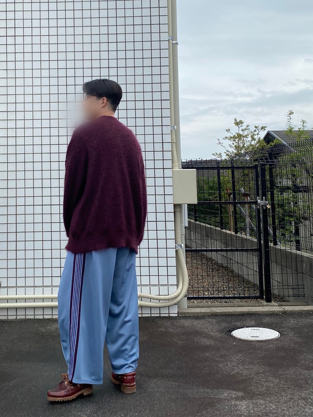 レッド系のブーツ、ブルー系のその他パンツ、ブルー系のTシャツ/カットソーを着用したメンズの春コーディネートの2枚目の写真