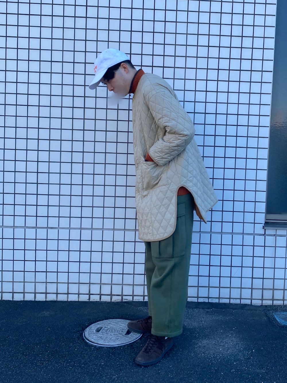 ベージュ系のその他アウター、グリーン系のスウェットパンツ、ブラウン系のスニーカーを着用したメンズの冬コーディネートの2枚目の写真