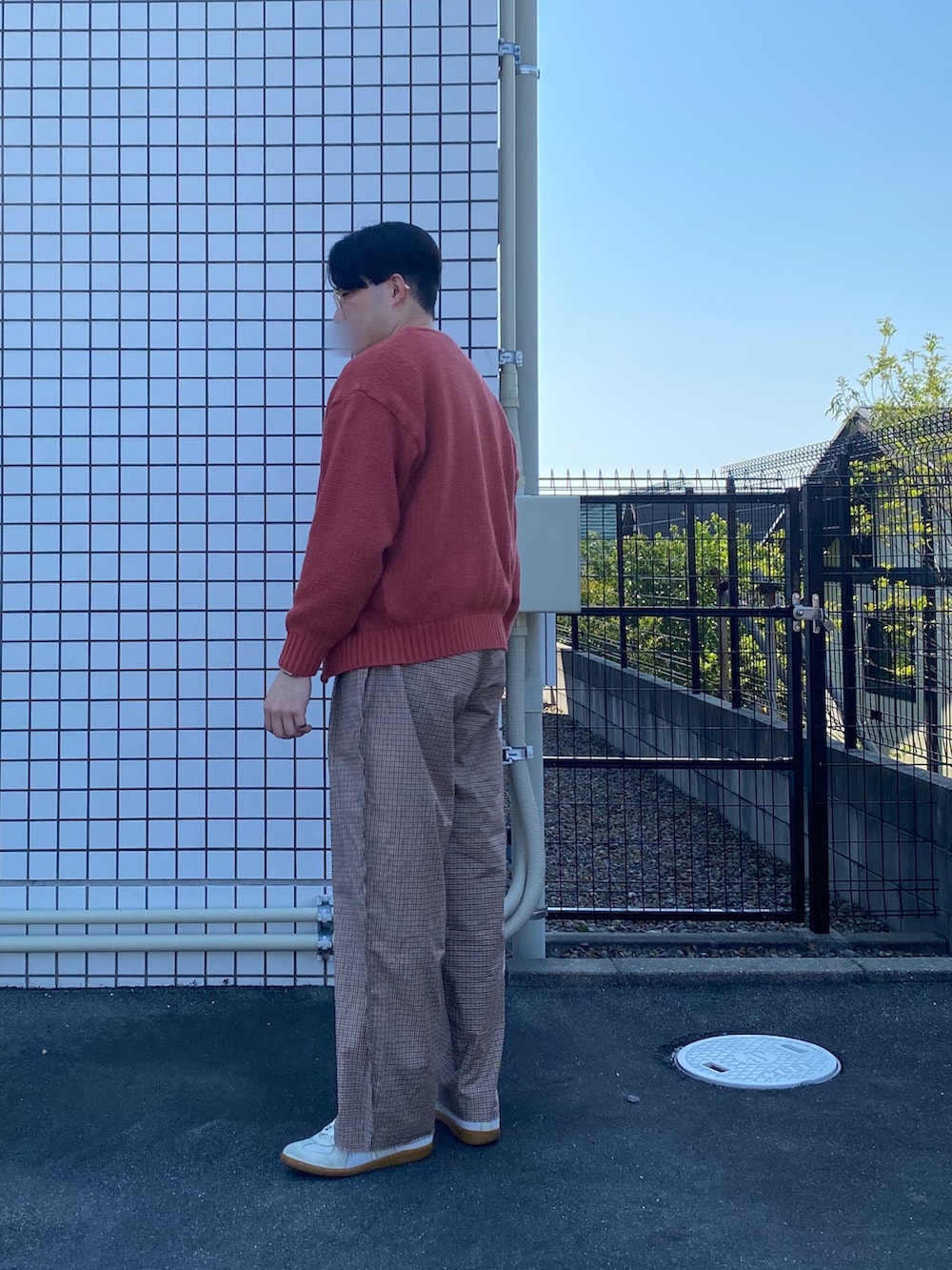 オレンジ系のカーディガン/ボレロ、その他のスラックス、ホワイト系のスニーカーを着用したメンズの春コーディネートの2枚目の写真