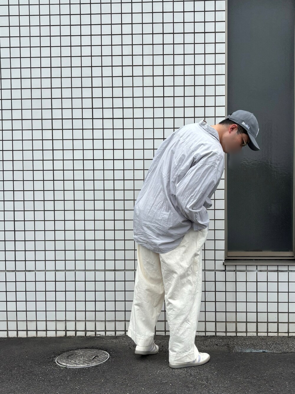 グレー系のシャツ/ブラウス、ホワイト系のパンツ、ブラウン系のスニーカーを着用したメンズの春コーディネートの2枚目の写真