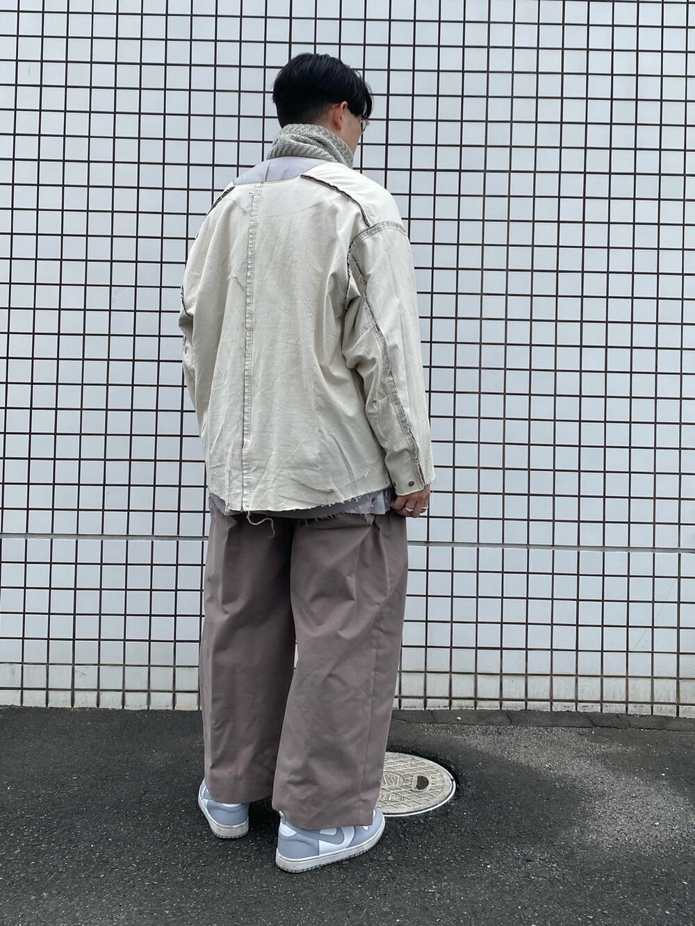 グレー系のトップス、グレー系のその他パンツ、グレー系のシャツ/ブラウスを着用したメンズの冬コーディネートの3枚目の写真