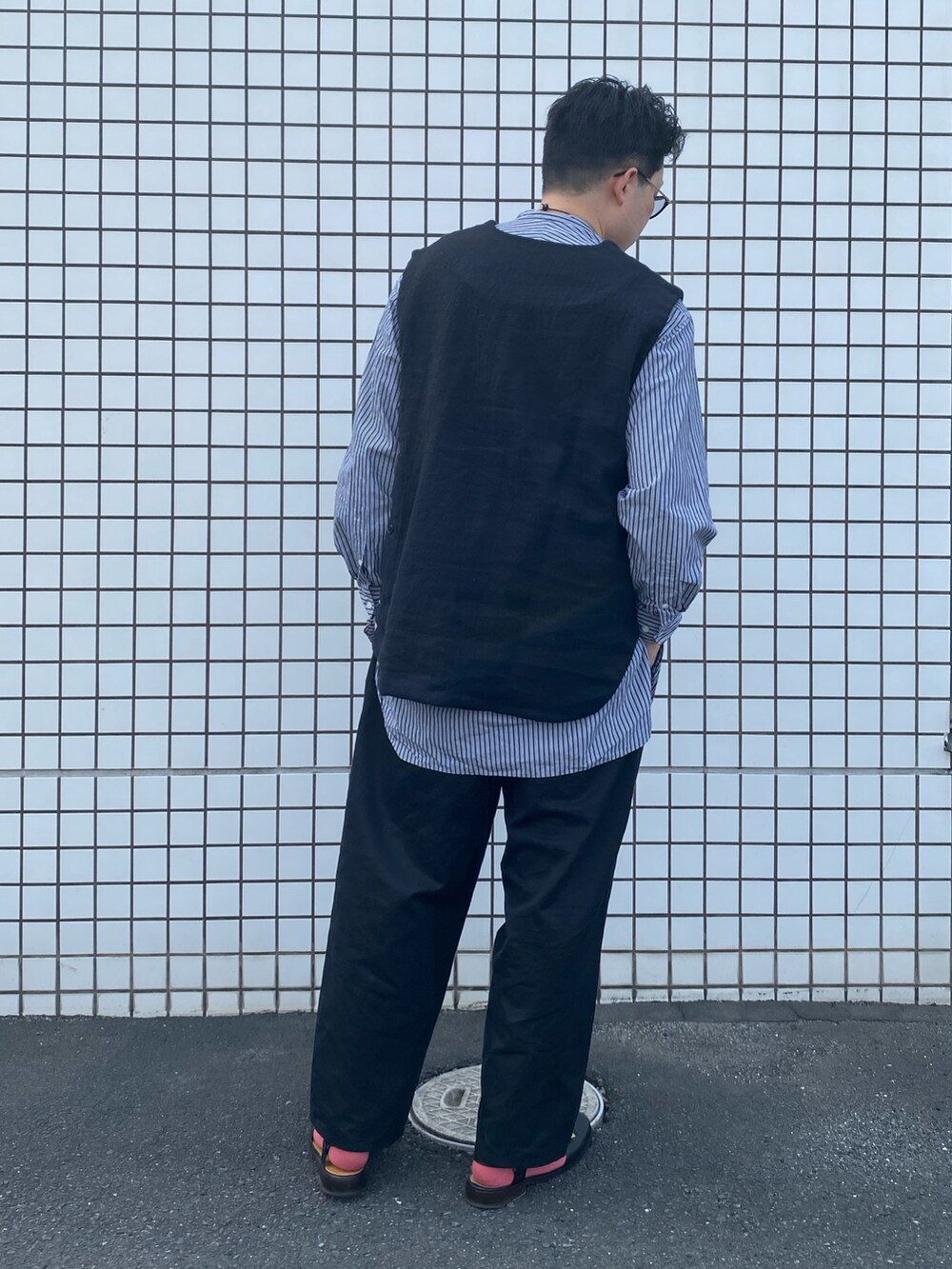 ブラック系のベスト、その他のシャツ/ブラウス、ブラック系のパンツを着用したメンズの春コーディネートの3枚目の写真